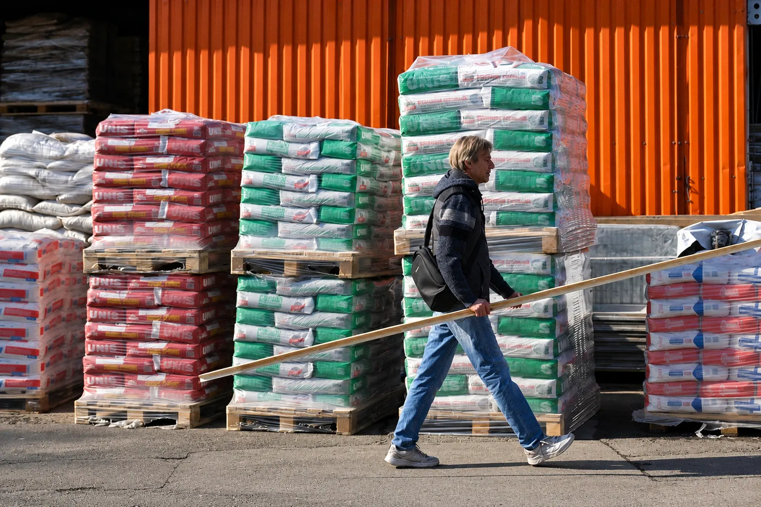 Россияне стали чаще покупать стройматериалы и заказывать ремонт